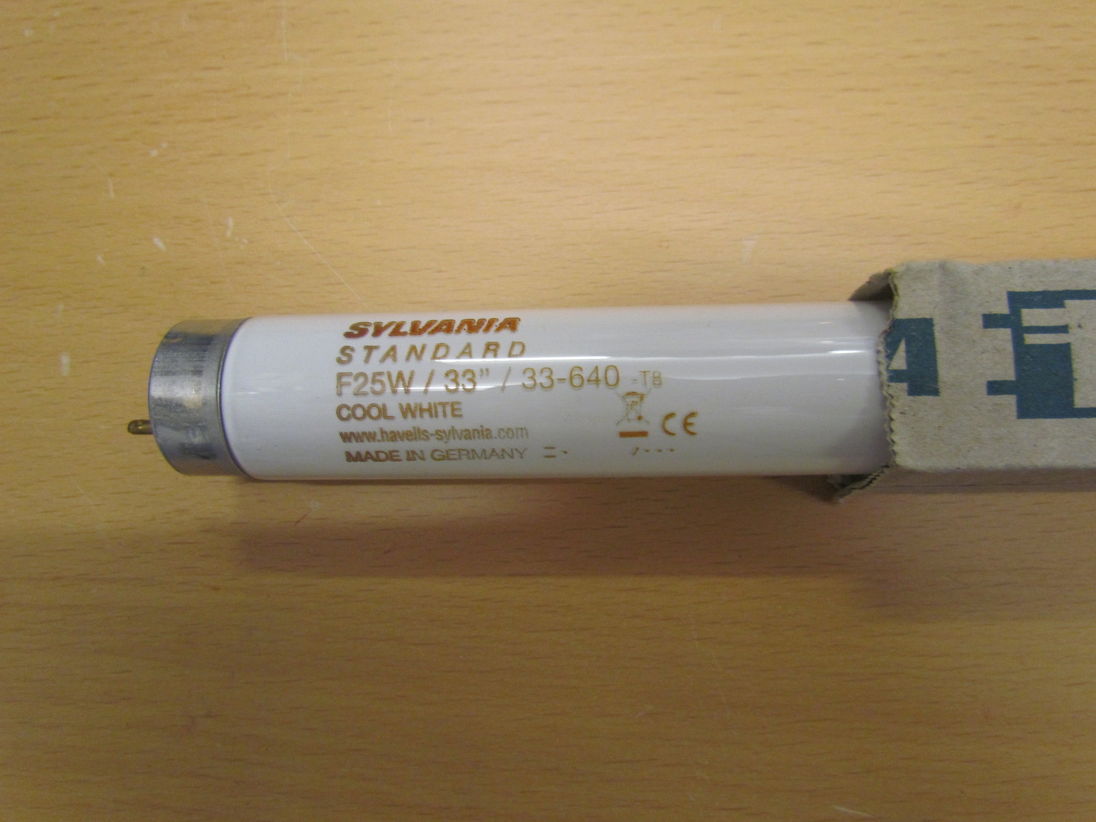 Sylvania Fluorescent F25W/ 33`/33-640 Cool White Fluorescent Lamp T8 820 x 26mm
