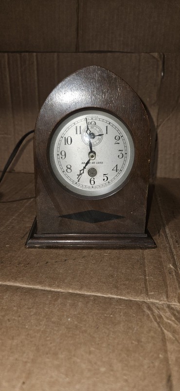 Brach-de Luxe electric mantel clock featuring a spiraling movement