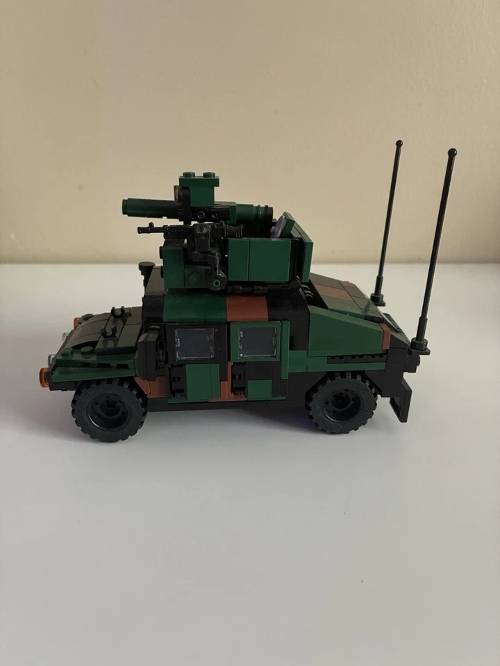 Brickmania Lot Humvee M1167 TOW Carrier, 3 Modern Marine Rifleman, AT4, & M7 - Image 4 of 4