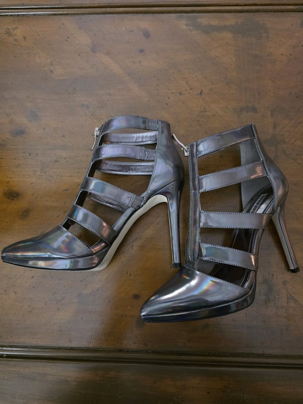 BCBGeneration Heels Size 8.5 Grey Matallic 