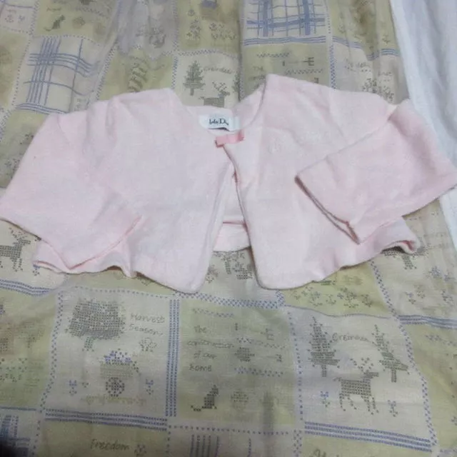 Boléro rose Baby Dior 80 cm avec bouton poitrine et logo broderie