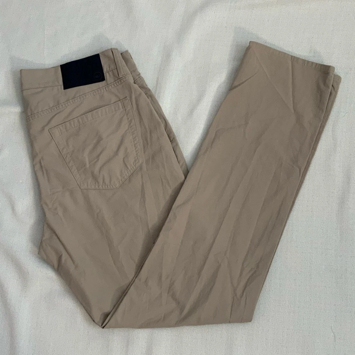 Vineyard Vines Light Weight on-the-go khaki pants size 33 x 30.5