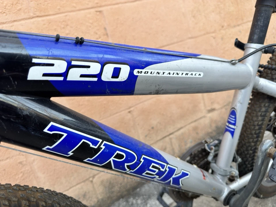 Bicicleta azul de TREK modelo Mountaintrack 220 Foto 3 de 4