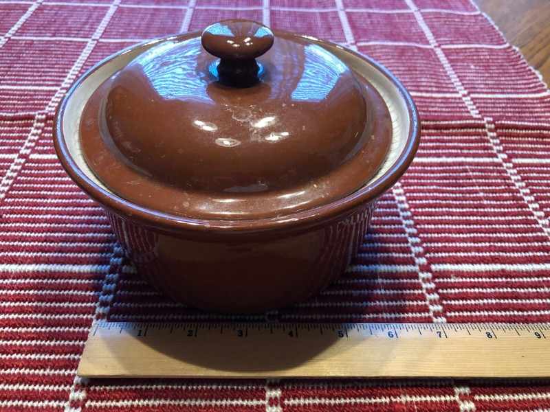 VINTAGE POTTERY CASSEROLE 2 TONE DISH WITH LID 7"W X 3.25"H