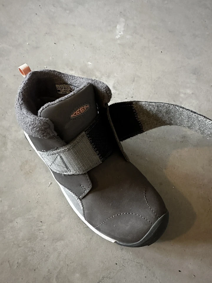 LIGERAMENTE USADO - Botas de nieve Keen Girls en gris (talla 3) con cierre fácil de tirar Foto 4 de 4