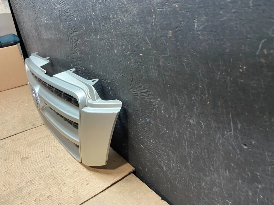 Parrilla superior delantera Toyota Highlander 2001 a 2003 con emblema N9229 OEM DG Foto 2 de 4