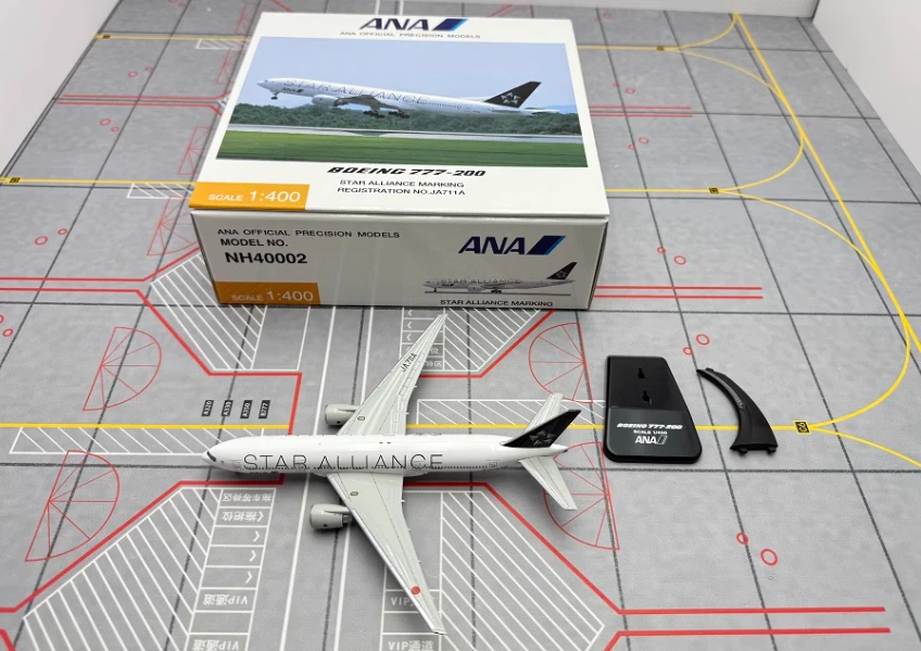 1:400 Hogan ANA STAR ALLIANCE BOEING 777-200 Passenger Airplane Diecast Model - Image 2 of 4