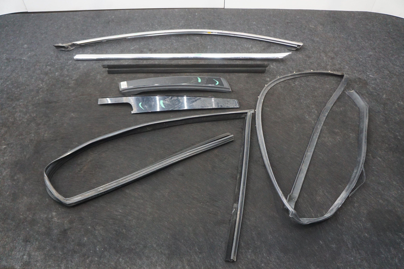 Set Front Left Window Rubber Trim 7200313 Rolls Royce Ghost Series I 09-14 *Note