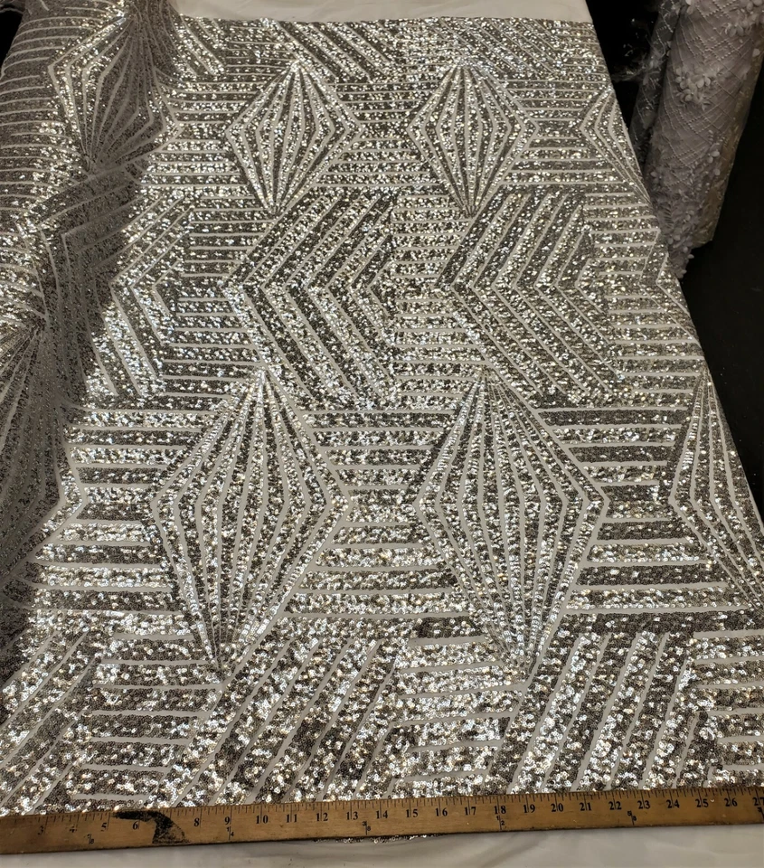 Tela de lentejuelas geométricas plateadas sobre malla de nailon elástica en 2 vías "Lentejuelas BombShell" Foto 3 de 4