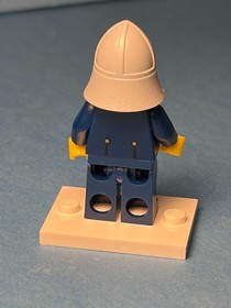 LEGO Castle Minifig cas479a - Man w/Red Sash - Light Scratches/No Cracks