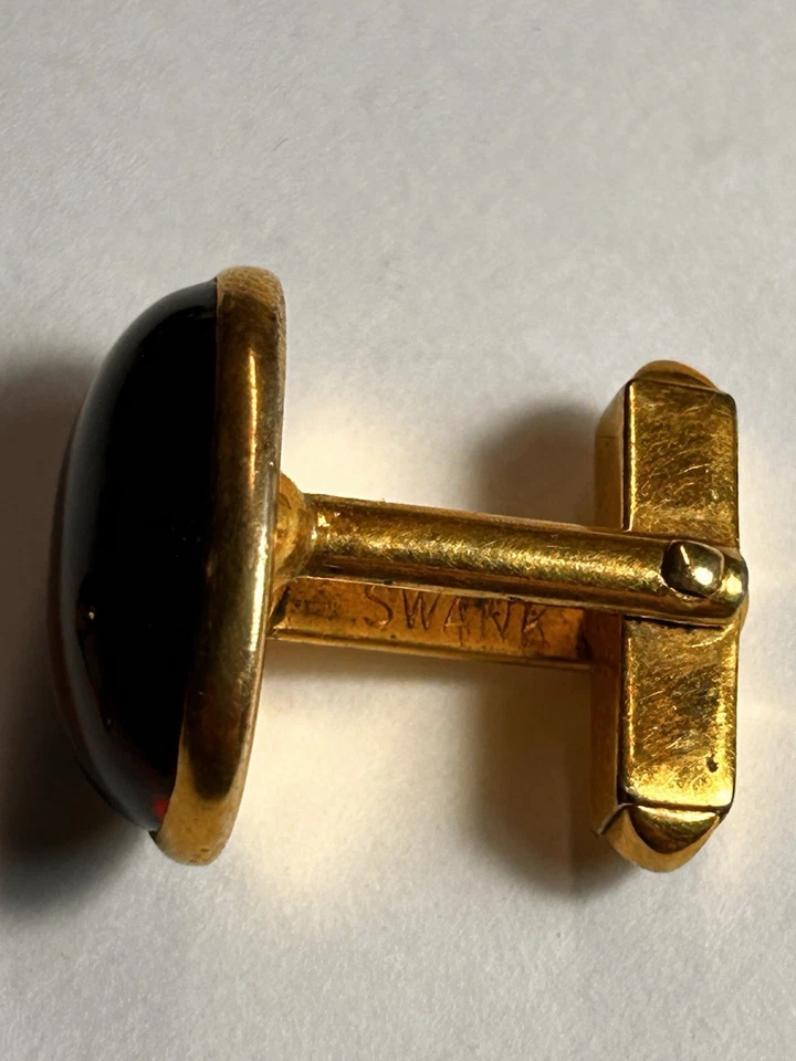 Gemelos vintage SWANK tono dorado con cabujón de vidrio rojo - años 60 EE. UU. Foto 3 de 4