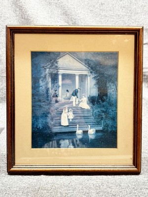 VINTAGE GERAHMTER DRUCK VIKTORIANISCHE EDWARDIANISCHE SZENE BLAUTON SCHWÄNE WANDKUNST