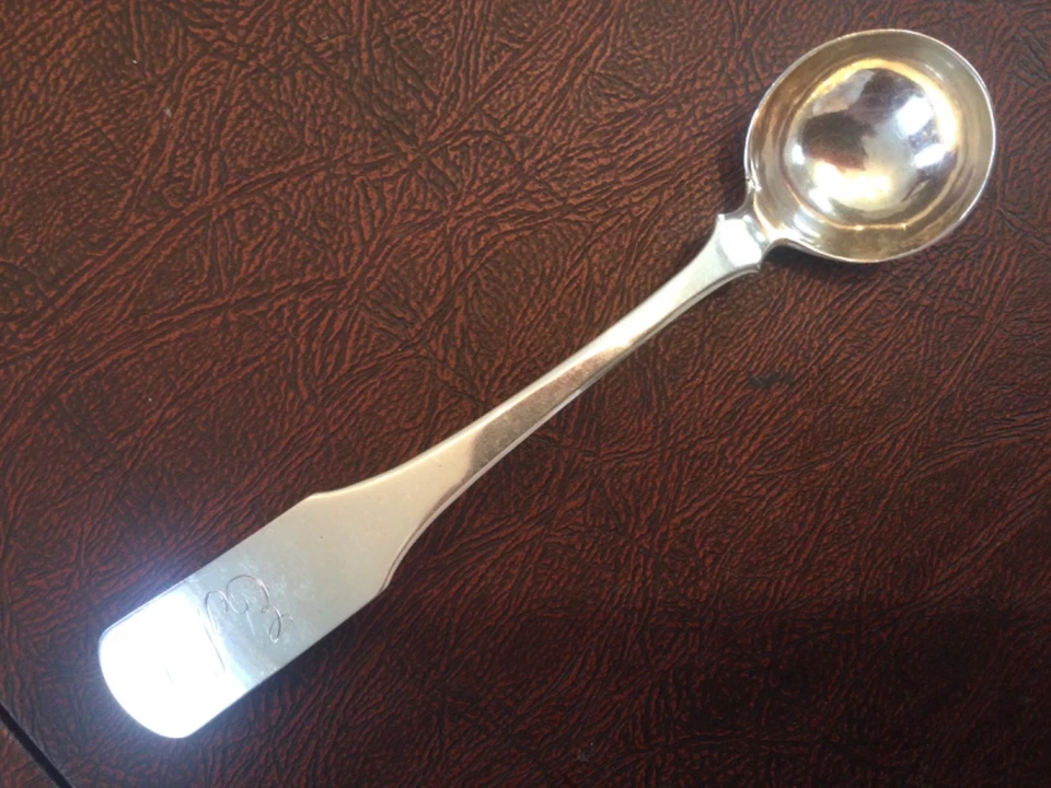 Duas conchas de prata moeda americana de tamanho médio (uma marcada, uma não marcada), c 1830 - Imagem 2 de 4