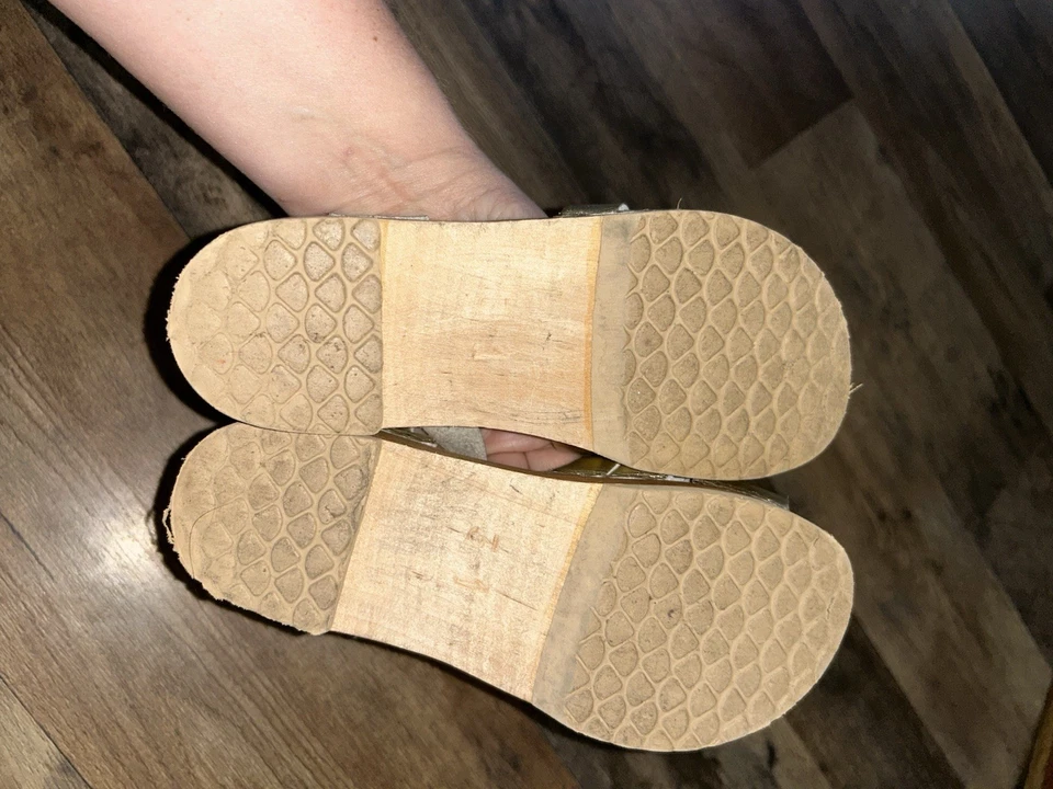 Sandalias zueco de madera sueca de cuero mezcla dorada Hanna Andersson para niñas talla 31/12,5 Foto 4 de 4