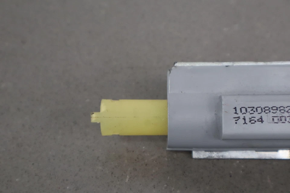 Cadillac XLR 2006-2009 Power gasolina combustible puerta popper con cable de liberación manual Foto 3 de 4