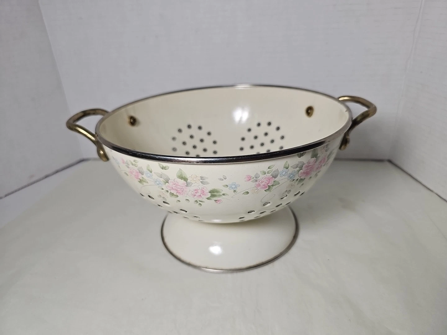 Pfaltzgraff Tea Rose 8 3/4" Metal/Enamel Colander Cream with Pink & Blue Flowers