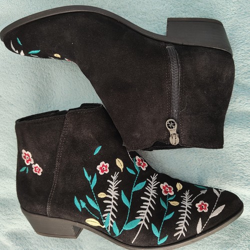 Guess designer "Joanah" black suede embroidered low heel ankle boots. Size 5 - Picture 4 of 15