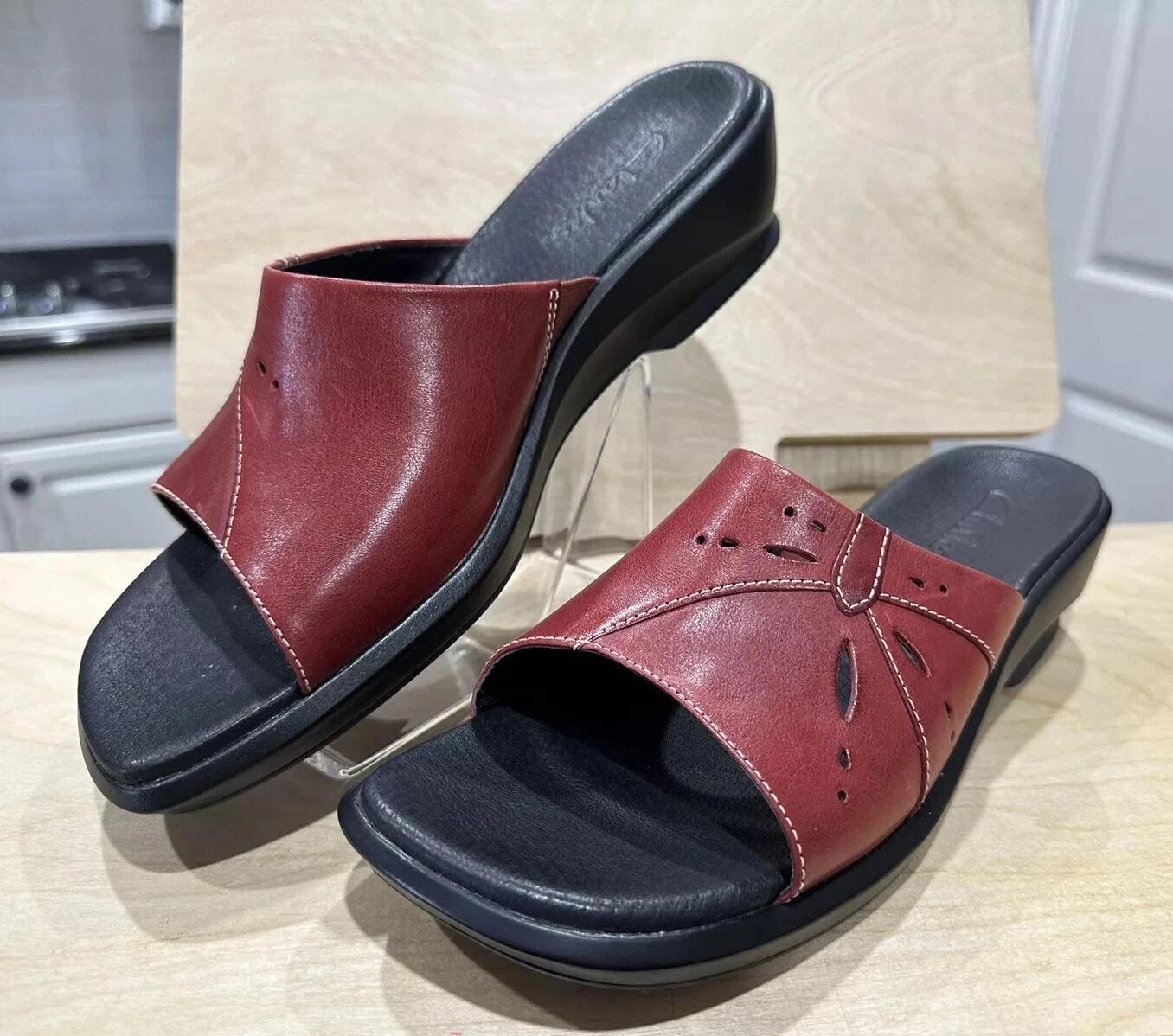 CLARKS Sandali Clark’s rossi in pelle con tacco leggero e disegni ritagliati taglia 10M