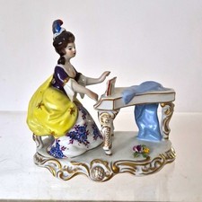 Volkstedt Porzellanfigur Frau am Tisch mehrfarbig MPN 1954 Stempelmarke