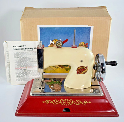 VINTAGE EMG COMET MINIATUR SPIELZEUG NÄHMASCHINE - VERPACKT um 1950