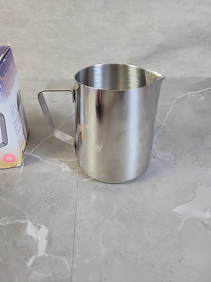 Jarra de espuma Update International de 20 onzas capuchino de acero inoxidable 18/8 Update Foto 3 de 4