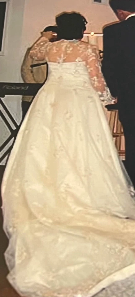 Vestido de noiva David’s cor marfim com renda e capa de contas de pérola. Tamanho 12 - Imagem 3 de 4