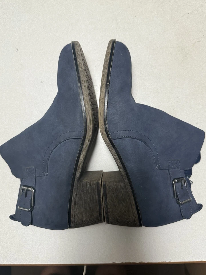 White Mt. Navy Blue Ankle Boots Women’s Sz 8 Buckle Side Zip Block Heel Booties - Image 3 of 4