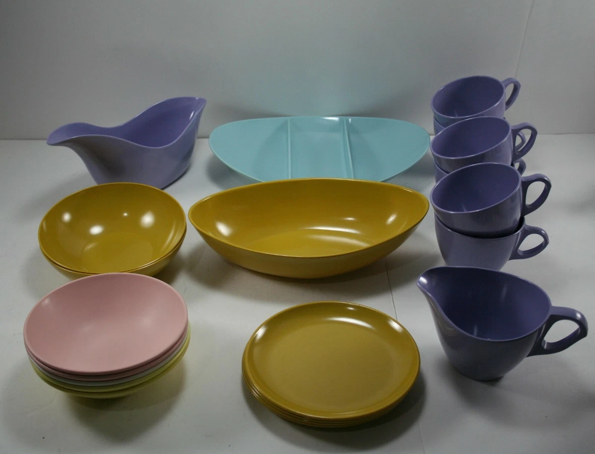 Vintage top plastic dinnerware