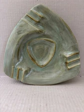 VINTAGE LARGE GREEN HAND MADE TRIANGULAR SHAPED POTTERY ASHTRAY SIGNED BY ARTIST