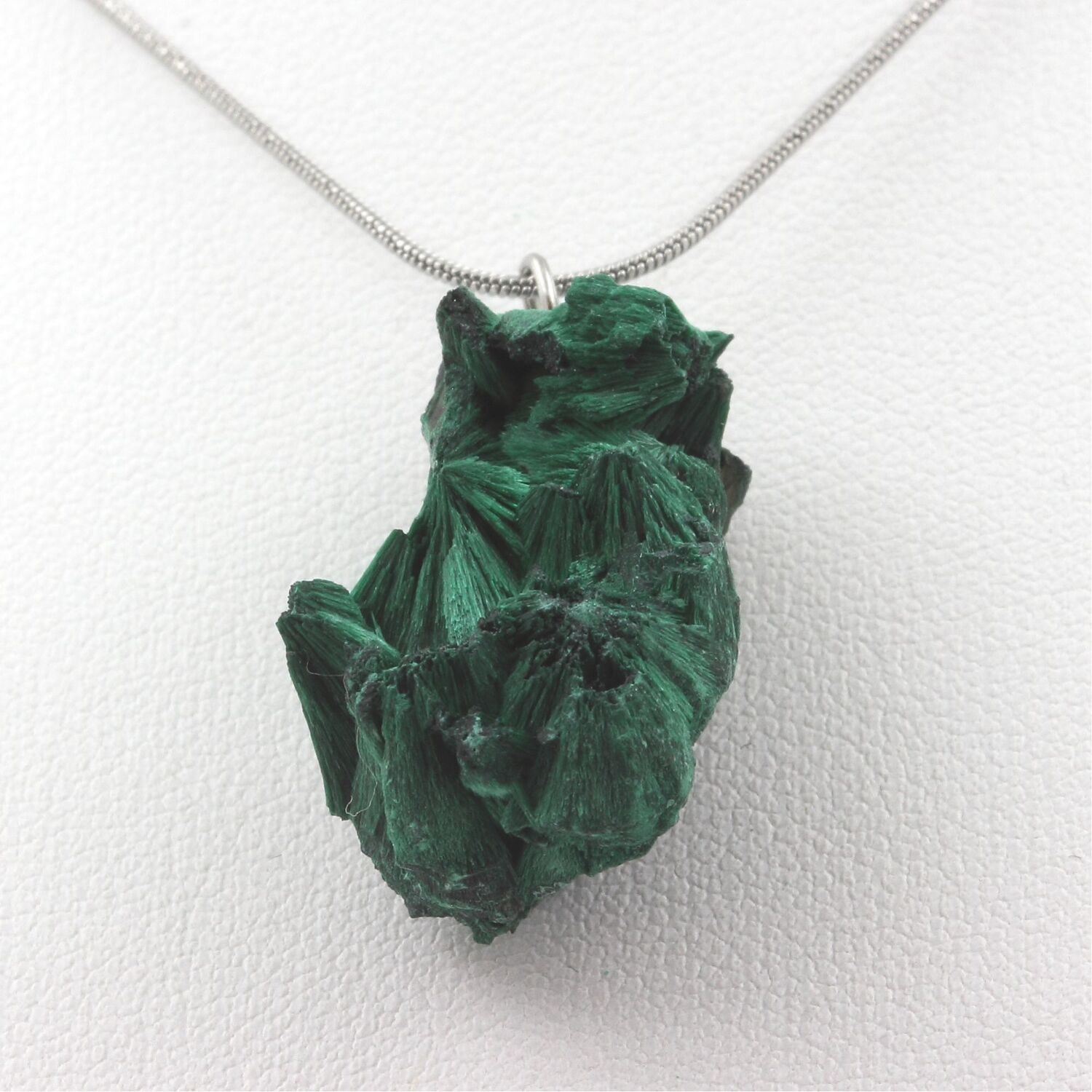Collier en Malachite brute du Congo, une pierre unique pour sublimer vos tenues de soirée