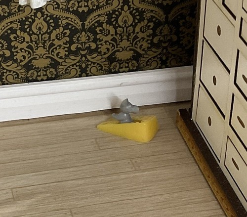 1/12th Dolls House Miniature Cute Grey Mouse Sitting in a Wedge Of Cheese NEW - Picture 5 of 5