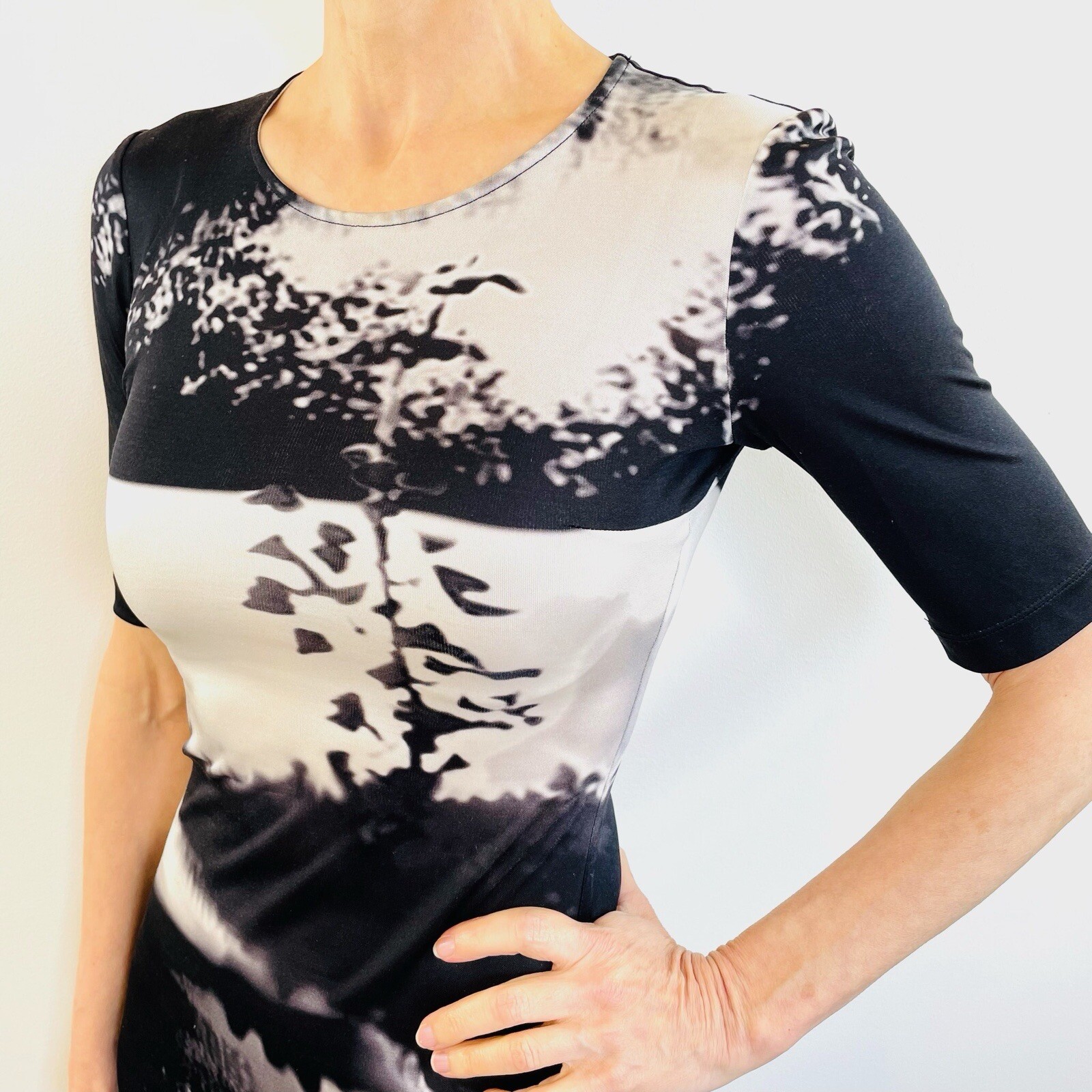 Mary Katrantzou Size XS 6 8 10 Black White Monochrome Silk Jersey Shift Dress image 4