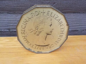 Vtg Elizabeth II Dei Gra Britt:Omn:Regina Metal Bank Made In England "Puck"