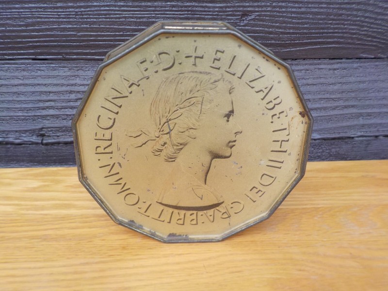 Vtg Elizabeth II Dei Gra Britt:Omn:Regina Metal Bank Made In England "Puck"
