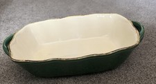 PLAT CASSEROLE USTENSILES DE FOUR À MANCHE VERT SUR LA TABLE