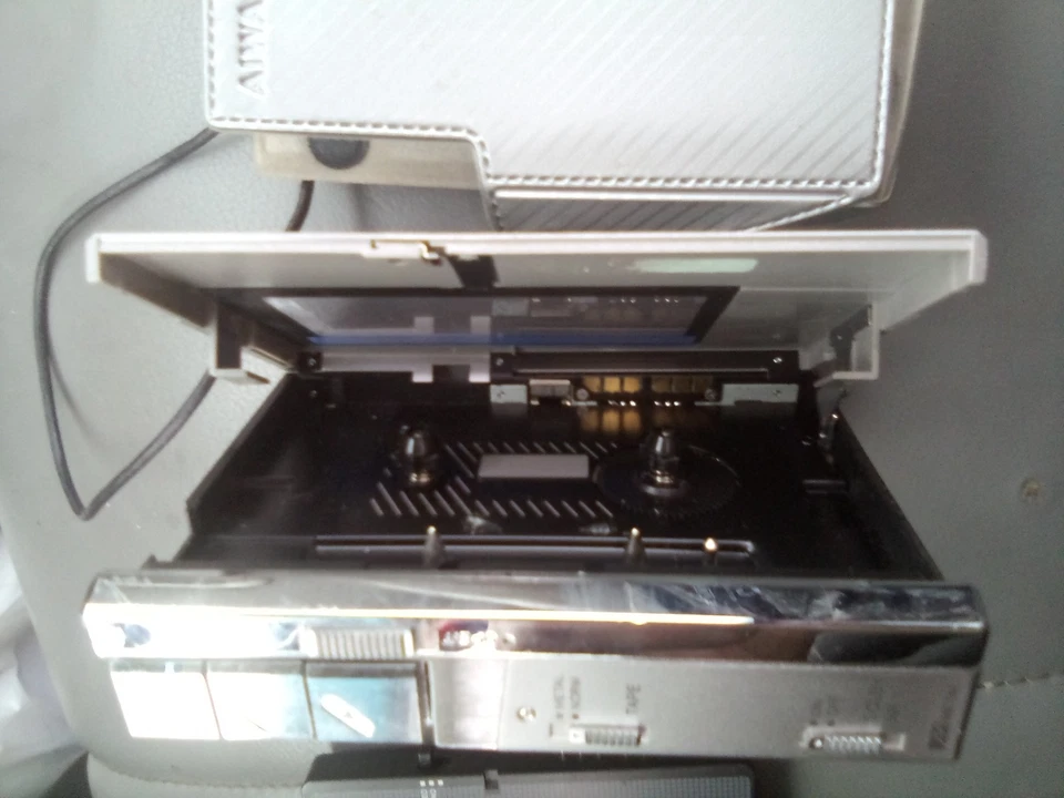 Vintage AIWA HS-P06 Portable Stereo Cassette Player Japan 1980s Walkman TU-01 FM - Image 3 of 4