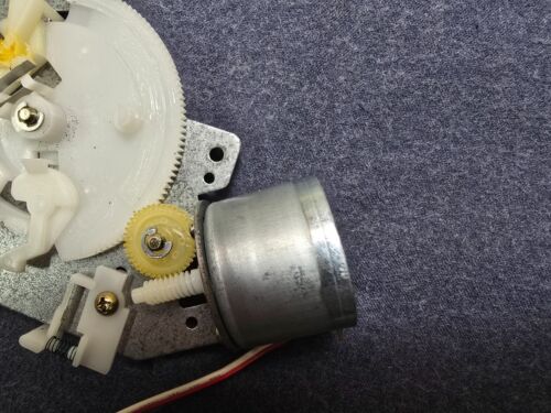 Technics SL-QD33 Turntable Parts - Tone Arm Drive Assembly with Motor - Picture 4 of 9