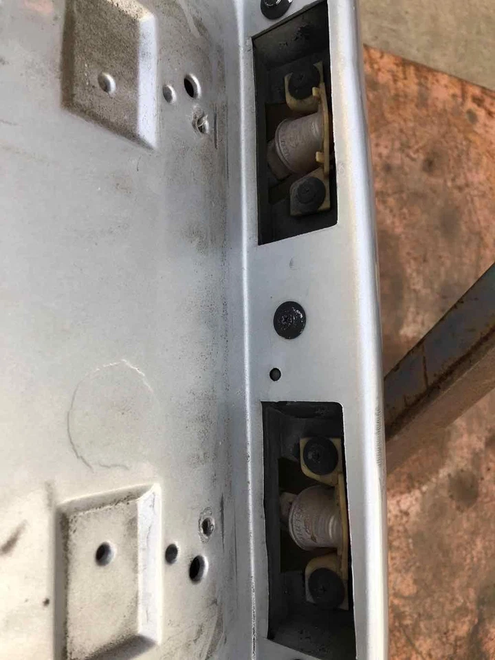 Cubierta de parachoques trasero Ford Taurus 1999 sedán código de pintura TS plateado escarcha metálico Foto 3 de 4