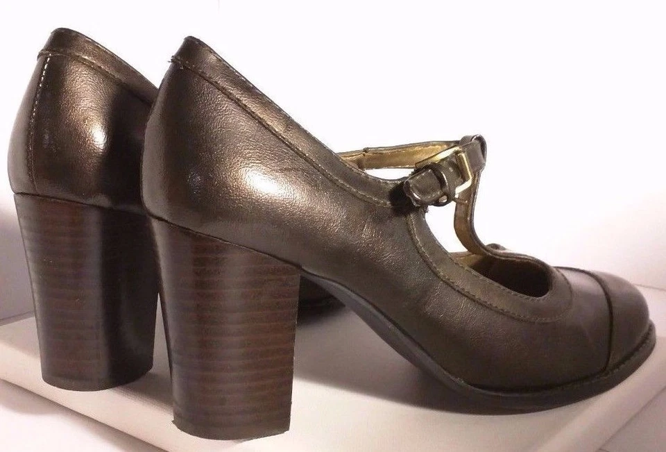 Bass™ Gold Leather Pump T-Strap, Block Heel w/ Adjustable Buckle & Round Toe 7.5 - Image 4 of 4