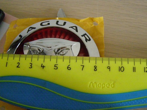 NEW GENUINE JAGUAR 85mm RED GRILLE BADGE XF XJ F-TYPE F-PACE XE ( MEASURE ) - 第 2/5 張圖片