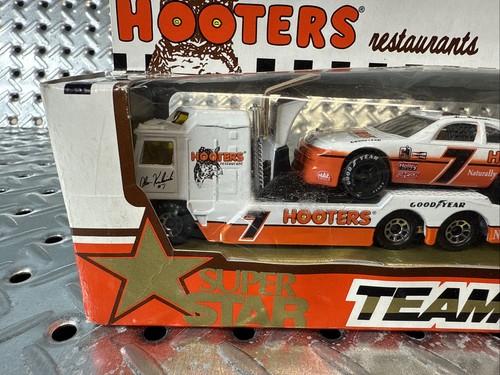 Alan Kulwicki #7 Hooters Restaurant Team Convoy Matchbox Superstars 1992 New - Picture 7 of 9