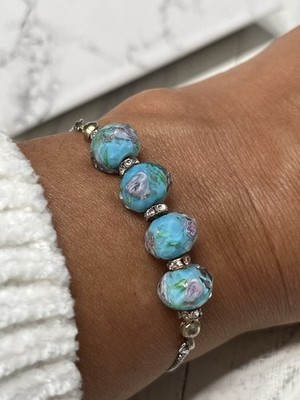 Schiebearmband Sterlingsilber vergoldet mit handgefertigten floralen Glasperlen