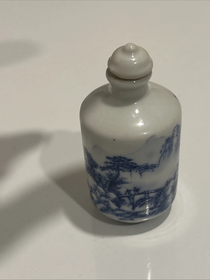 Botella de tabaco antigua china del siglo XVIII con figura de porcelana azul blanco Foto 2 de 4