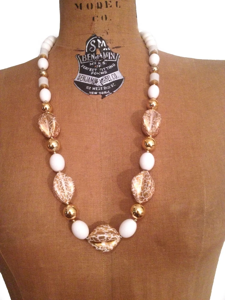 Collar llamativo de cuentas Lucite japonés crema y oro años 50 de colección Foto 4 de 4