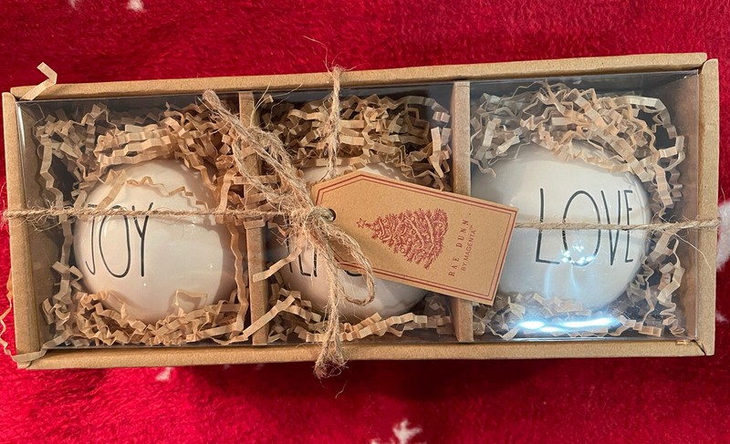 Rae Dunn Set of 3 Ceramic Ornaments Joy Peace Love ❤️🎅🏻 New In Box ⛄️🎄￼