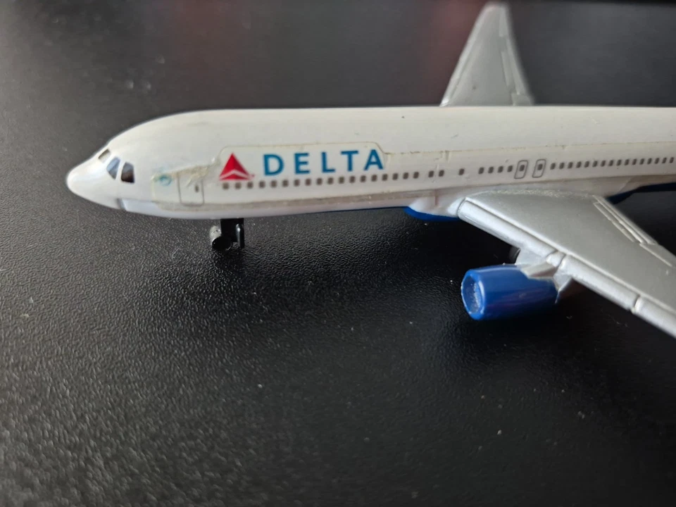 Delta Airlines B767-300 - Juguetes Daron - Modelo de avión de plástico Foto 3 de 4