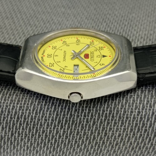 VINTAGE SEIKO 5 AUTOMATIC JAPAN MENS DAY&DATE YELLOW COLOR DIAL WATCH a1095-A - Imagen 5 de 10