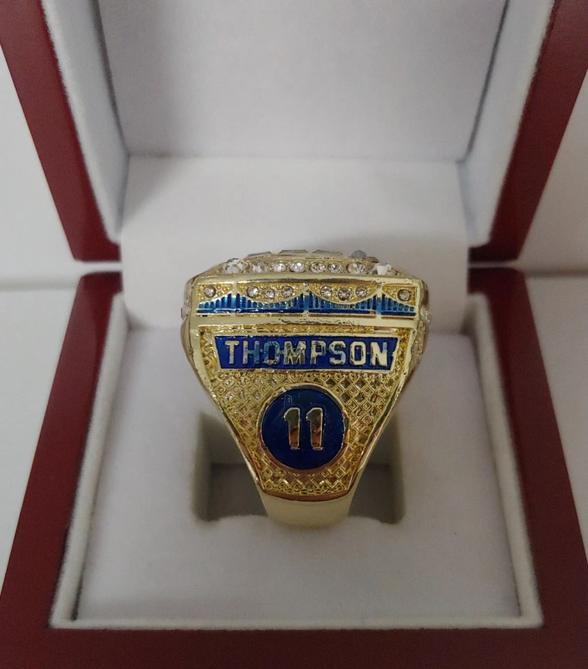 Anillo Campeonato Klay Thompson- 2022 Golden State Warriors con Caja de Exhibición de Madera Foto 2 de 4