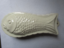 schöne große Keramik Puddingform Sturzform plastischer Fisch creme 29cm lang