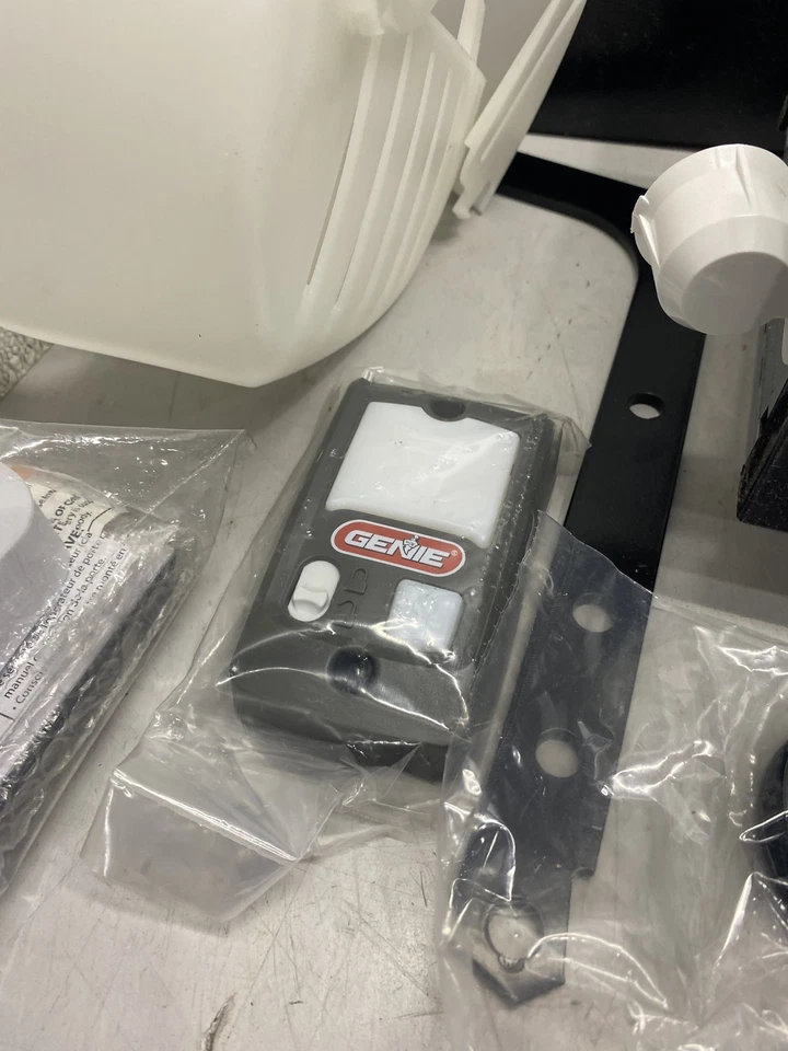 Abridor de puerta de garaje inteligente Genie StealthDrive Connect 1-1/4 HPC DC 7155-TKV Foto 4 de 4